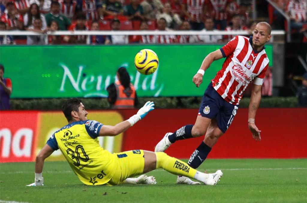 Chicharito se muestra autocrítico con la victoria de Chivas 0