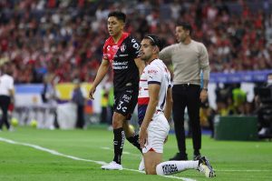 VAR quita gol de pizarrón a Chivas frente al Atlas; ¿fue bien anulado?