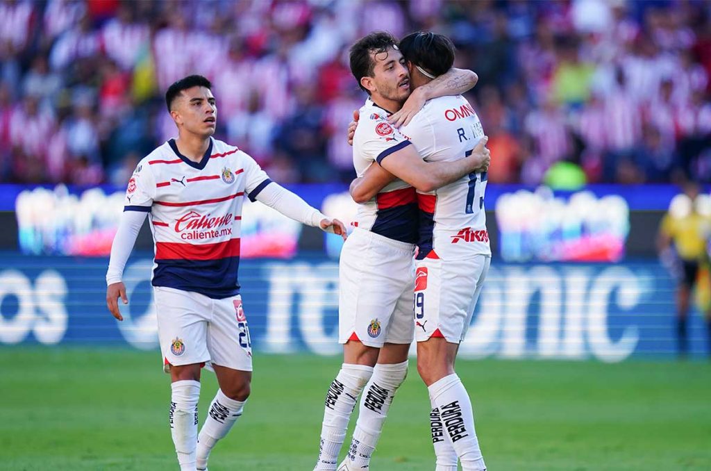 Chivas derrota a Pachuca y sueña con liguilla directa