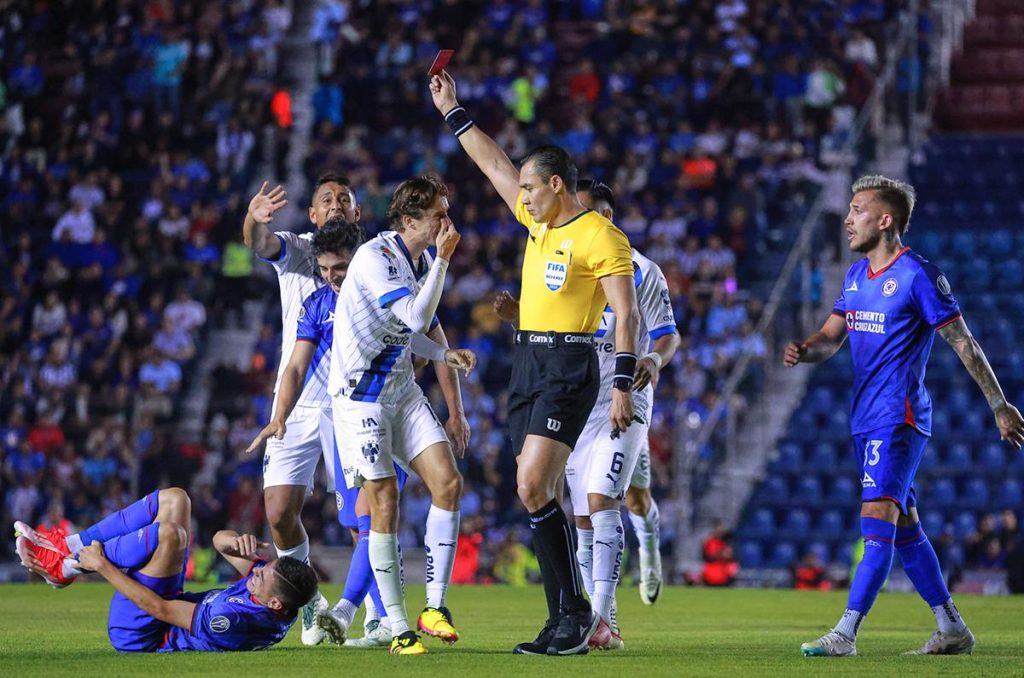 Jordi Cortizo se salva de la expulsión ¿VAR perjudica a Cruz Azul?