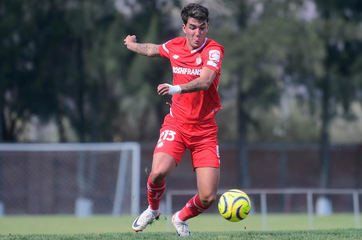 Diego Abreu. Todavía espera turno en la Sub-23 de los Diablos Rojos de Toluca. Pero espera aumentar el legado de su padre Sebastián 'Loco' Abreu dentro del futbol mexicano