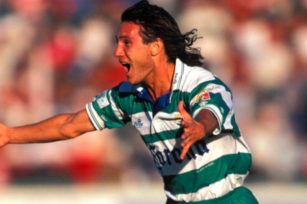 Gabriel Caballero. Un caso especial, pues en el momento en que fue campeón de goleo con Santos Laguna en el Verano 1997 con 12 anotaciones era delantero. Posteriormente con Pachuca se convertiría en un mediocampista. 
