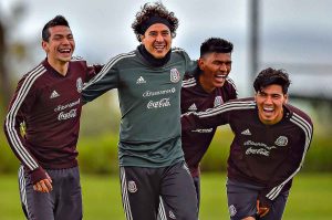 Guillermo Ochoa puede acompañar al Chucky Lozano en la MLS