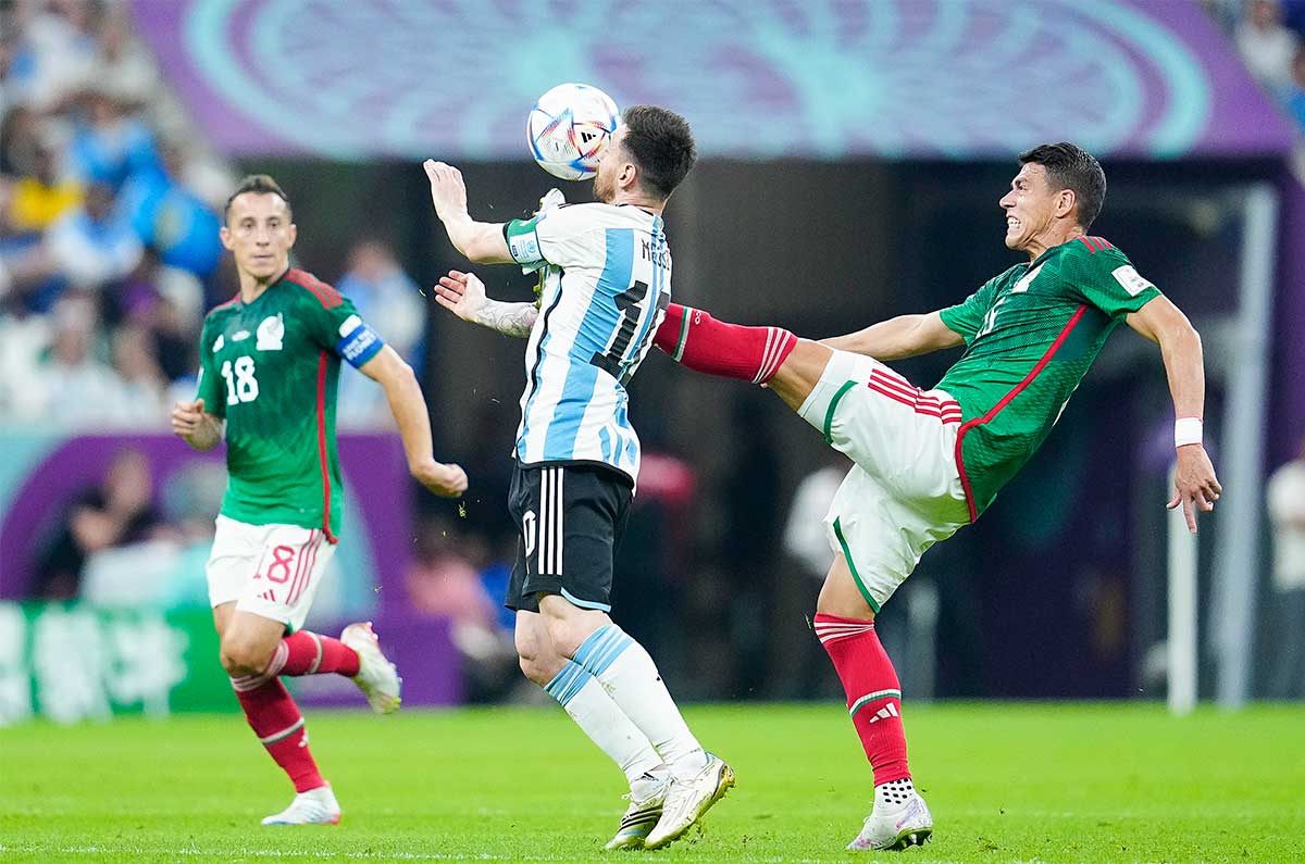 Héctor Moreno en contra de Lionel Messi