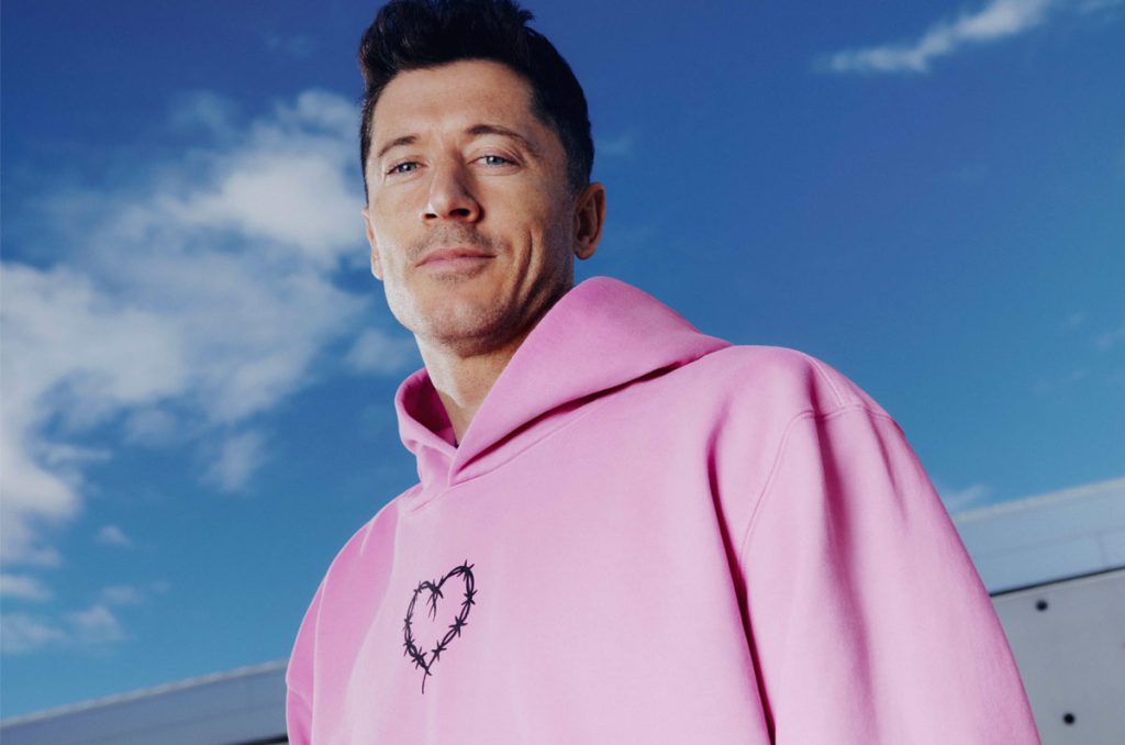 Robert Lewandowski con la sudadera al estilo Karol G