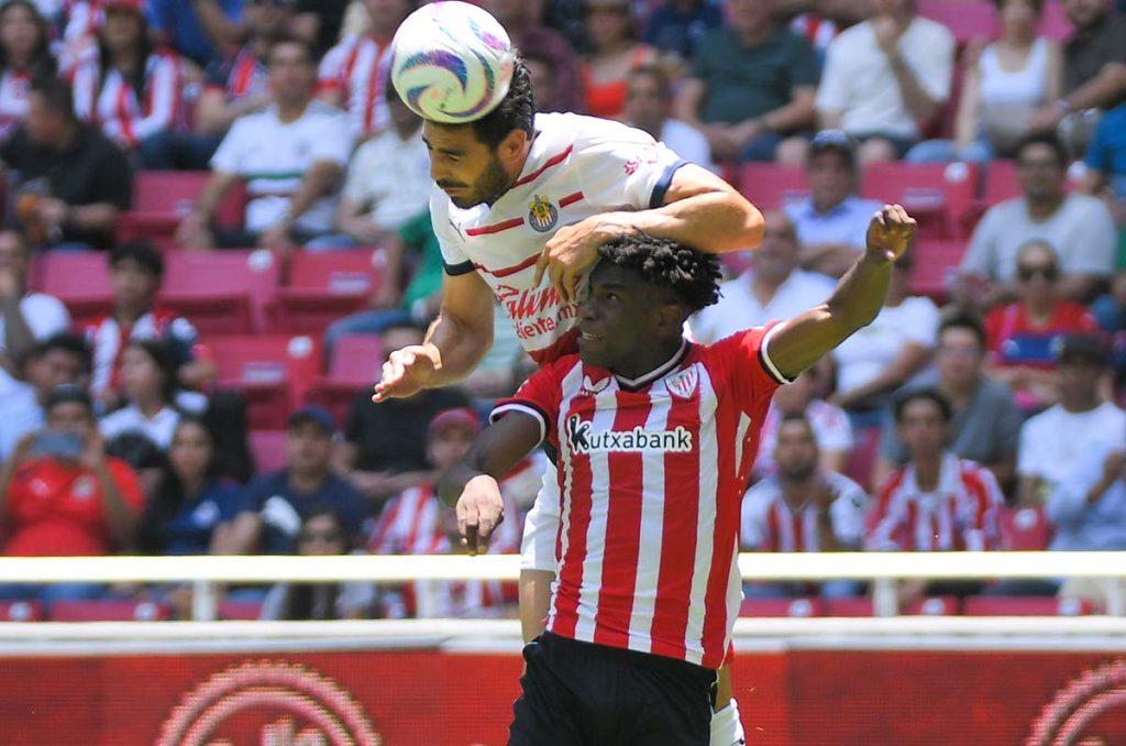 Pollo Briseño en el duelo amistoso entre Chivas vs Athletic de Bilbao