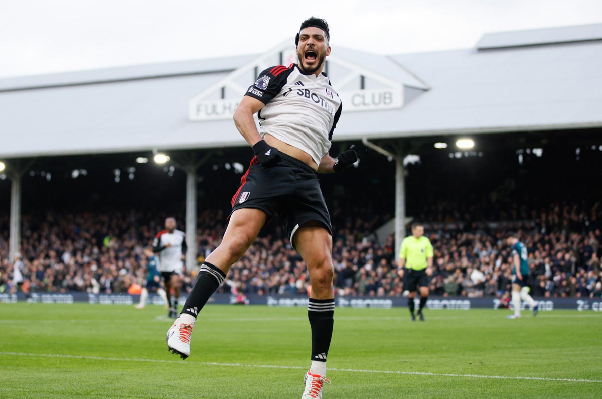 Raúl Jiménez. El delantero mexicano de 32 años tiene un apego importante con el América. Actualmente milita en el Fulham y tiene contrato hasta junio del 2025, además que su ficha está tasada en una cantidad de 6.4 millones de dólares. 
