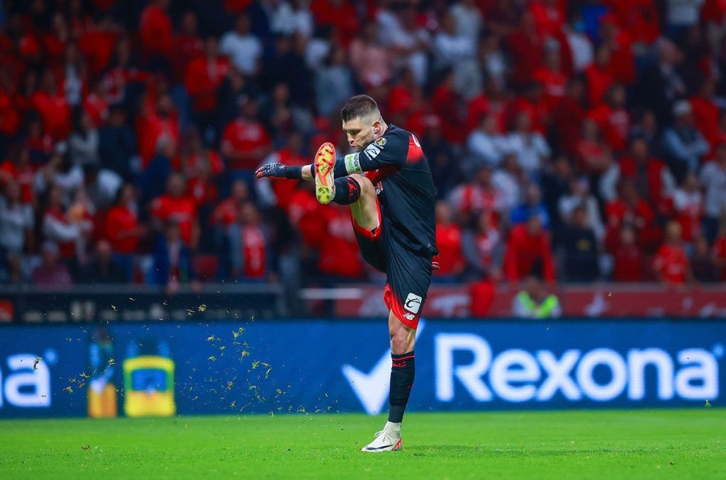 Le marcan dos penales a Cruz Azul y Volpi falla ambos en 10 minutos