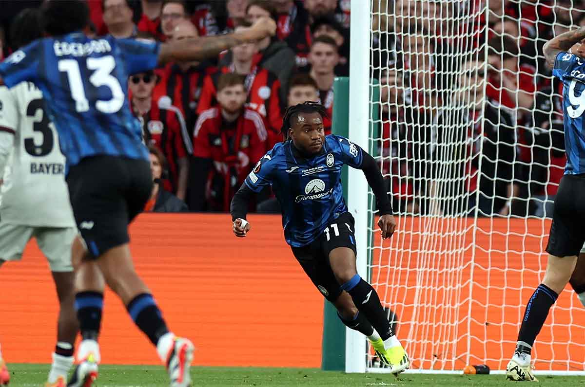 Lookman en festejo de gol