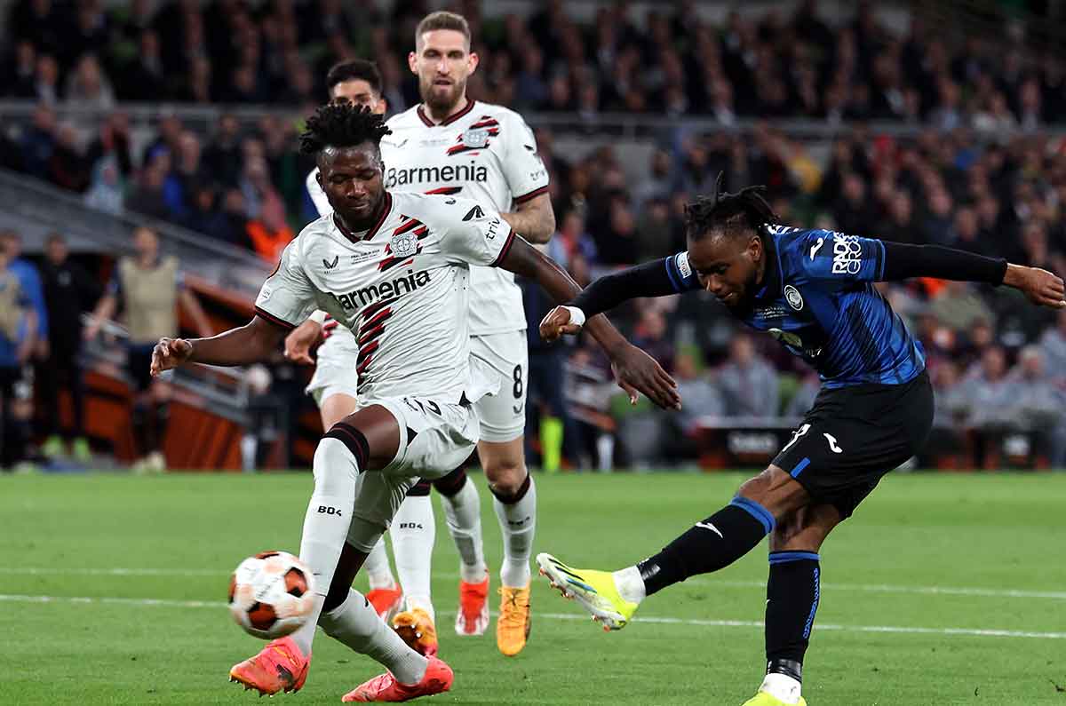 Lookman en tiro de gol