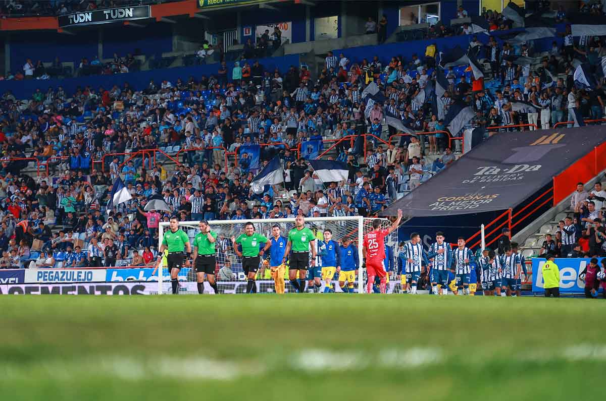 ¿Cantante Guerrero ignoró un posible penal a favor de Pachuca por mano del América?