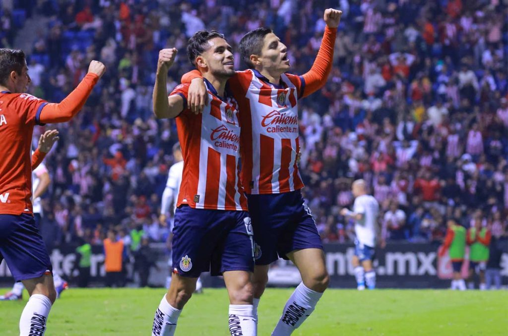 Chivas busca acomodo a sus delanteros borrados