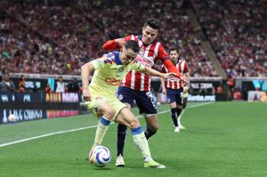 Chivas vs América: El manotazo de Pavel Pérez a Fidalgo que no vio el VAR, ¿era de roja?