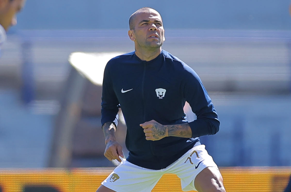 Dani Alves. Todos conocemos el desenlace del brasileño, pero cuando llegó con Pumas tenía 42 títulos entre Sevilla, FC Barcelona, Juventus y Paris Saint-Germain, además de Selección de Brasil, donde también se hizo con una Medalla de Oro en Juegos Olímpicos. Apenas estuvo un año con los Felinos y se despidió sin ganar nada. 
