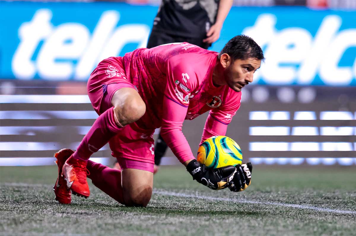 José de Jesús Corona. Con 43 años, este guardameta parece que dirá adiós luego de su paso por los Xolos de Tijuana. El mismo futbolista es quien decidiría tomar este camino para de una vez por todas dejar las canchas. 

