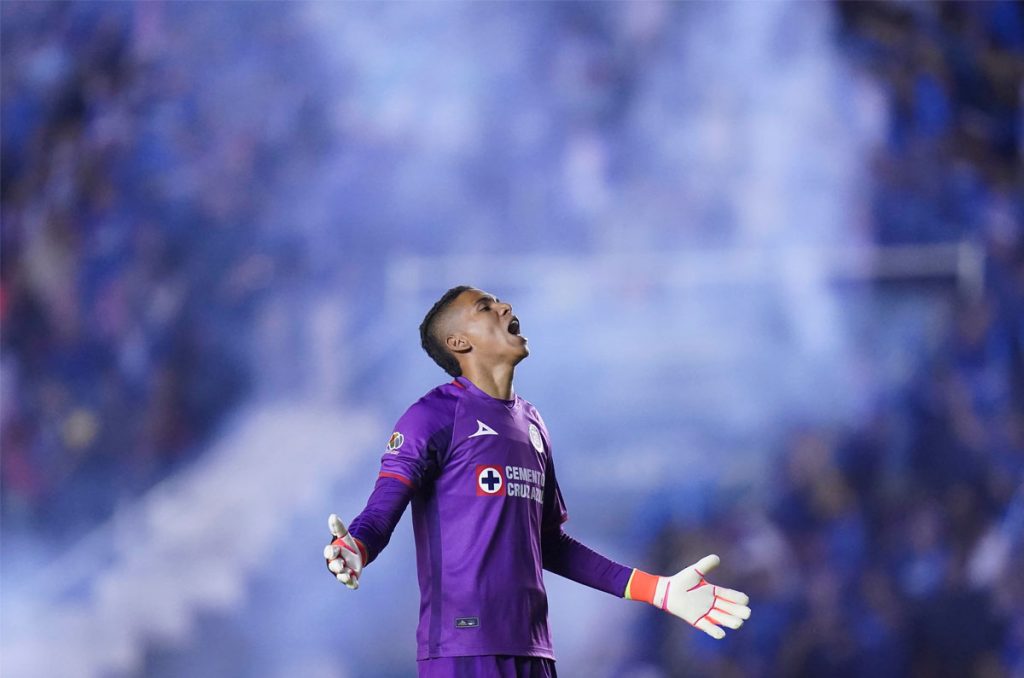 Kevin Mier renueva con Cruz Azul y tiene cláusula millonaria