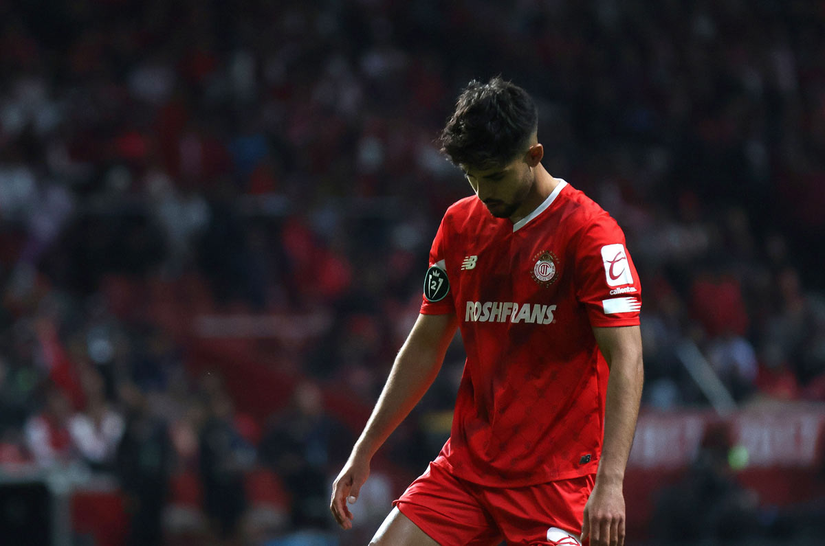 Mauricio Isaís. El lateral izquierdo simplemente no pudo hacerse con el puesto titular en los Diablos Rojos de Toluca. Razón por la que prácticamente está descartado para quedarse en el Infierno y le buscan acomodo.
