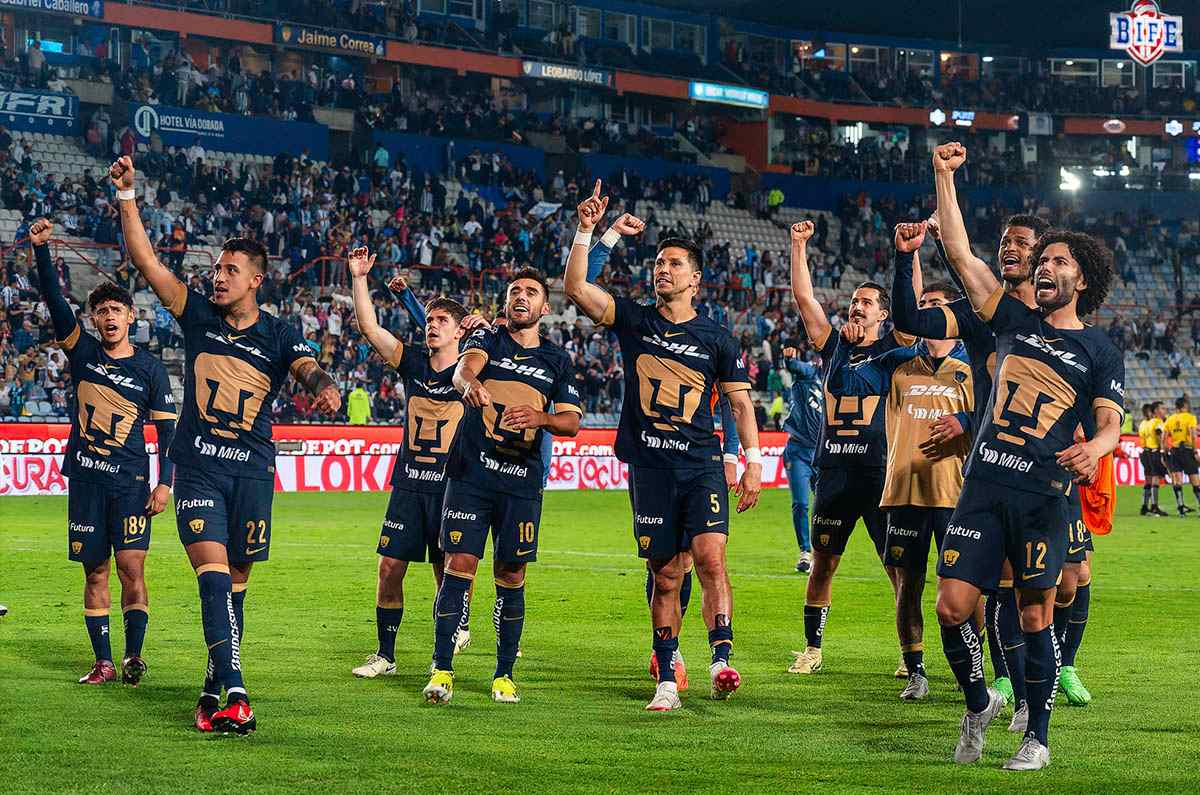 Pumas resiste con 10 hombres y se mete a Liguilla en los penales