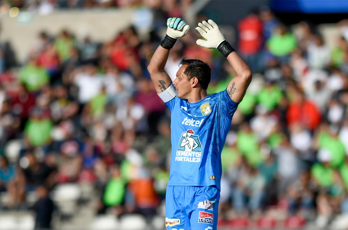 Rodolfo Cota. Este guardameta tiene 36 años y su sueño era retirarse con la camiseta del Club León. Luego que ya no entra en planes dentro de la institución. Todo hace indicar que esto le hará pensar en colgar los guantes antes de lo previsto.
