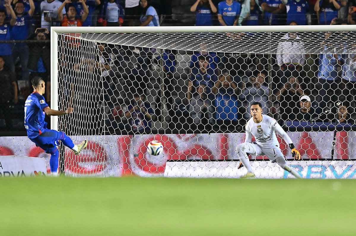 Uriel Antuna adelanta a Cruz Azul con un penal, ¿era falta de Luis Malagón?