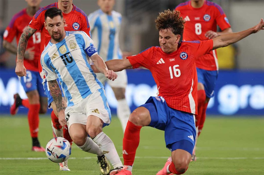 Argentina derrota a Chile y clasifica a la siguiente ronda de la Copa América