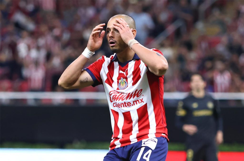 Chicharito ha tenido grandes salarios y ha movido dinero en sus transferencias