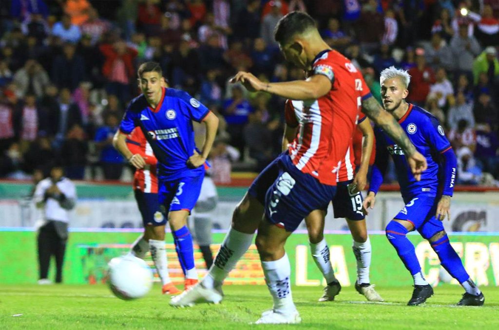 Chivas y Cruz Azul dan partidazo amistoso qué nadie pudo ver, en la Copa por la Paz; video de goles y tanda de penales