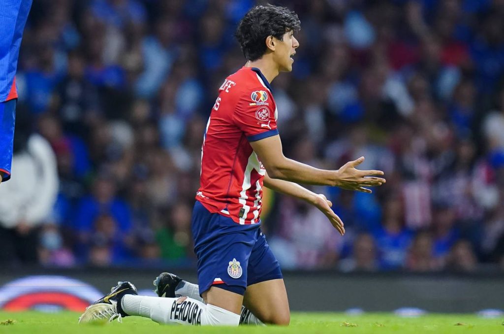 Chivas debe vender a José Juan Macías o se va gratis