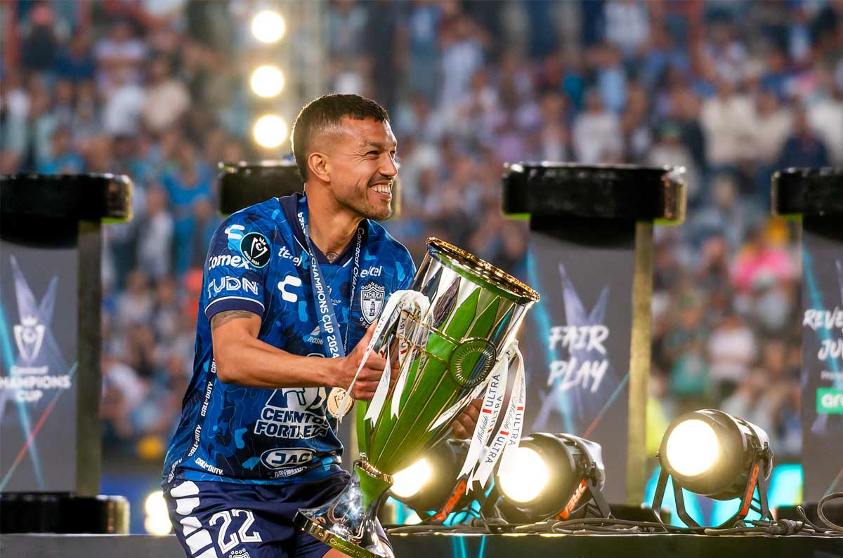Gustavo Cabral. Con 38 años y seis meses este defensa central argentio logró renovar su contrato con los Tuzos de Pachuca para mantenerse jugando.
