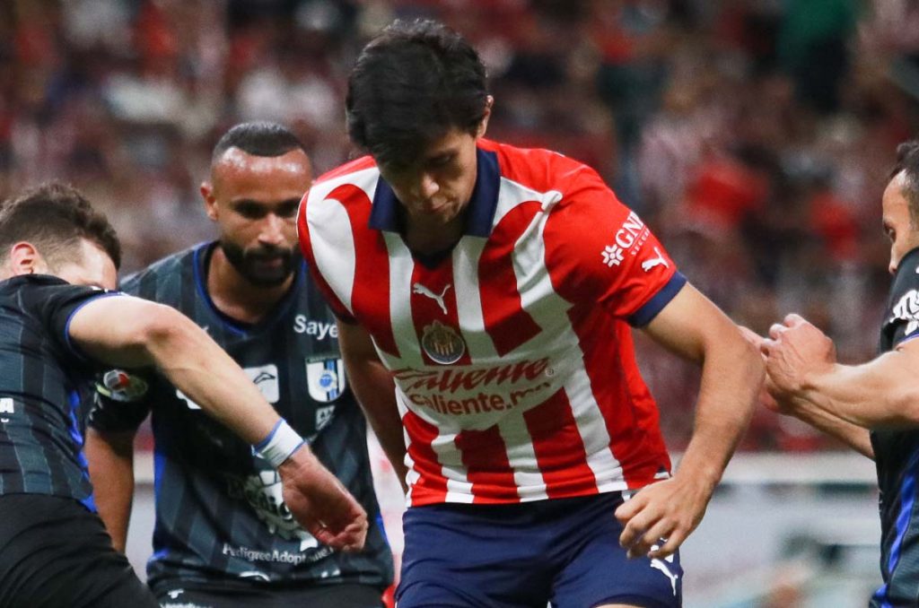 El contrato y salario de José Juan Macías es determinante para su salida de Chivas