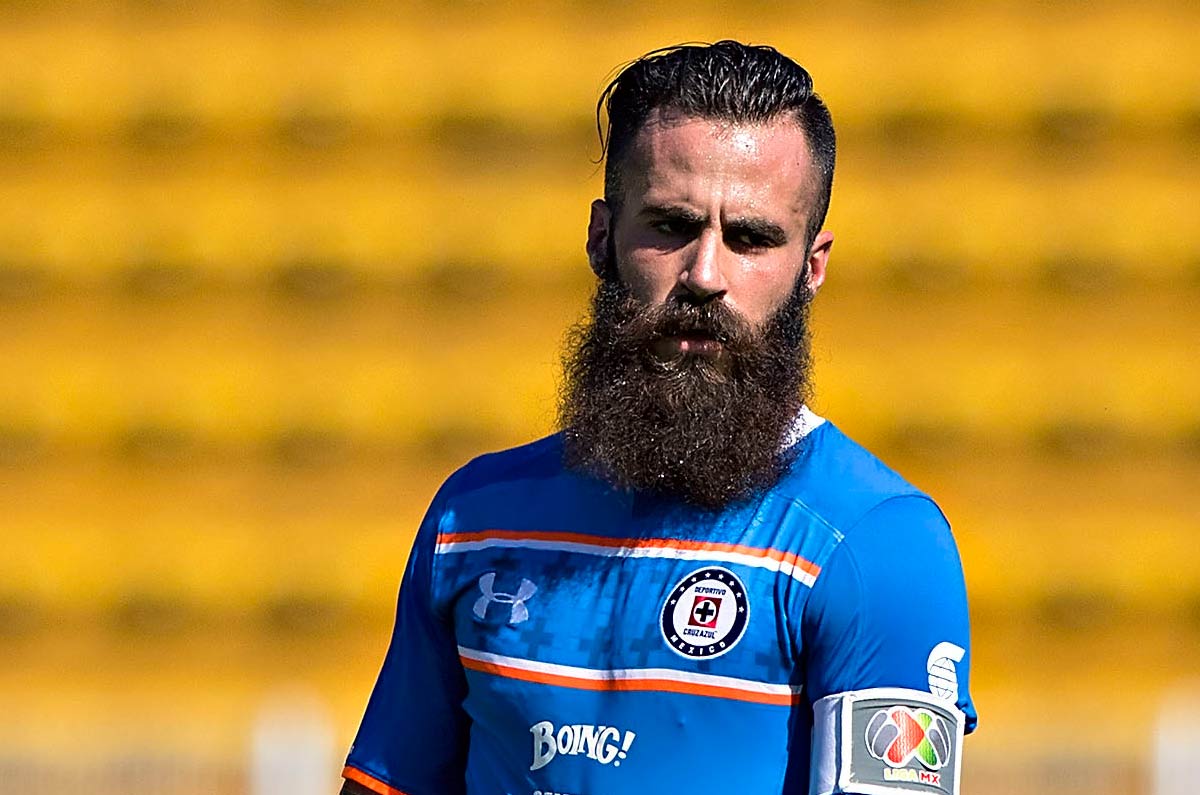 Marc Crosas. Después de su paso por Leones Negros, el catalán fue uno de los refuerzos de la Máquina para el Apertura 2015, sin embargo, una lesión en la Jornada 7 ante América, frustró su paso con los celestes y lo alejó de las canchas por más de seis meses. A pesar de recuperarse no logró ganarse un lugar en el esquema de Tomás Boy y fue dado de baja del equipo en el Apertura 2016.
