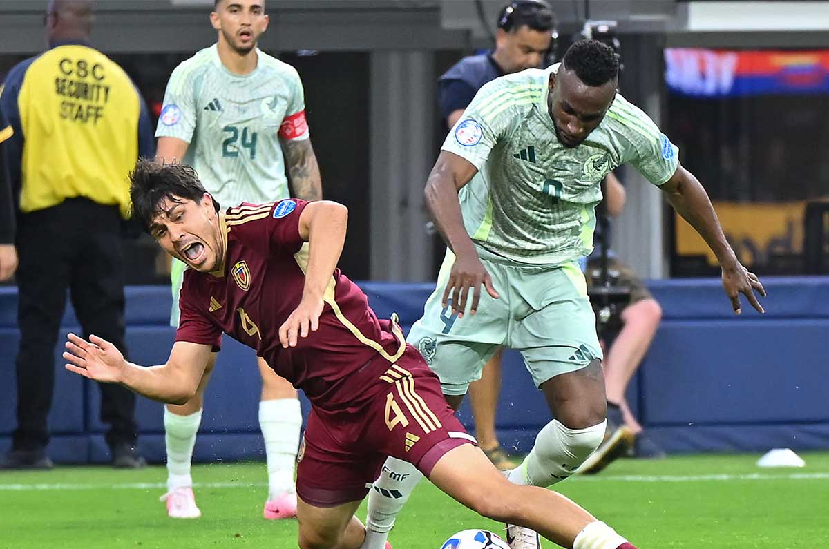 ¿VAR ignoró posible fuera de lugar en el penal de Julián Quiñones con México?
