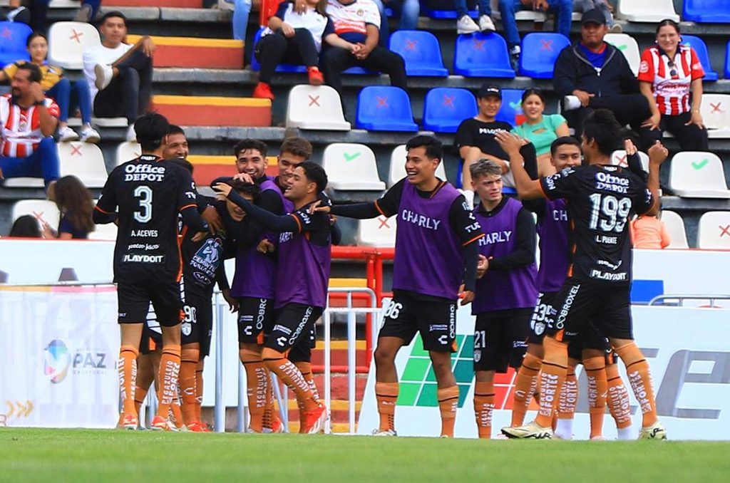 Chivas sufre goleada ante Pachuca en final de Copa por la Paz