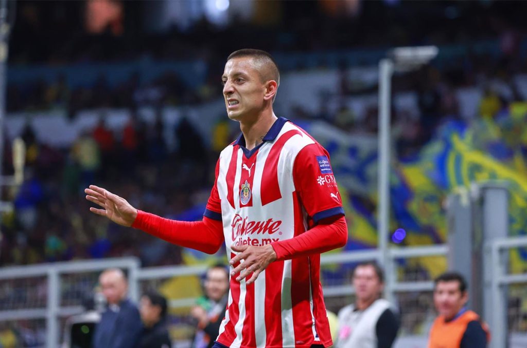 Roberto Piojo Alvarado: Contrato y cláusula de salida con Chivas