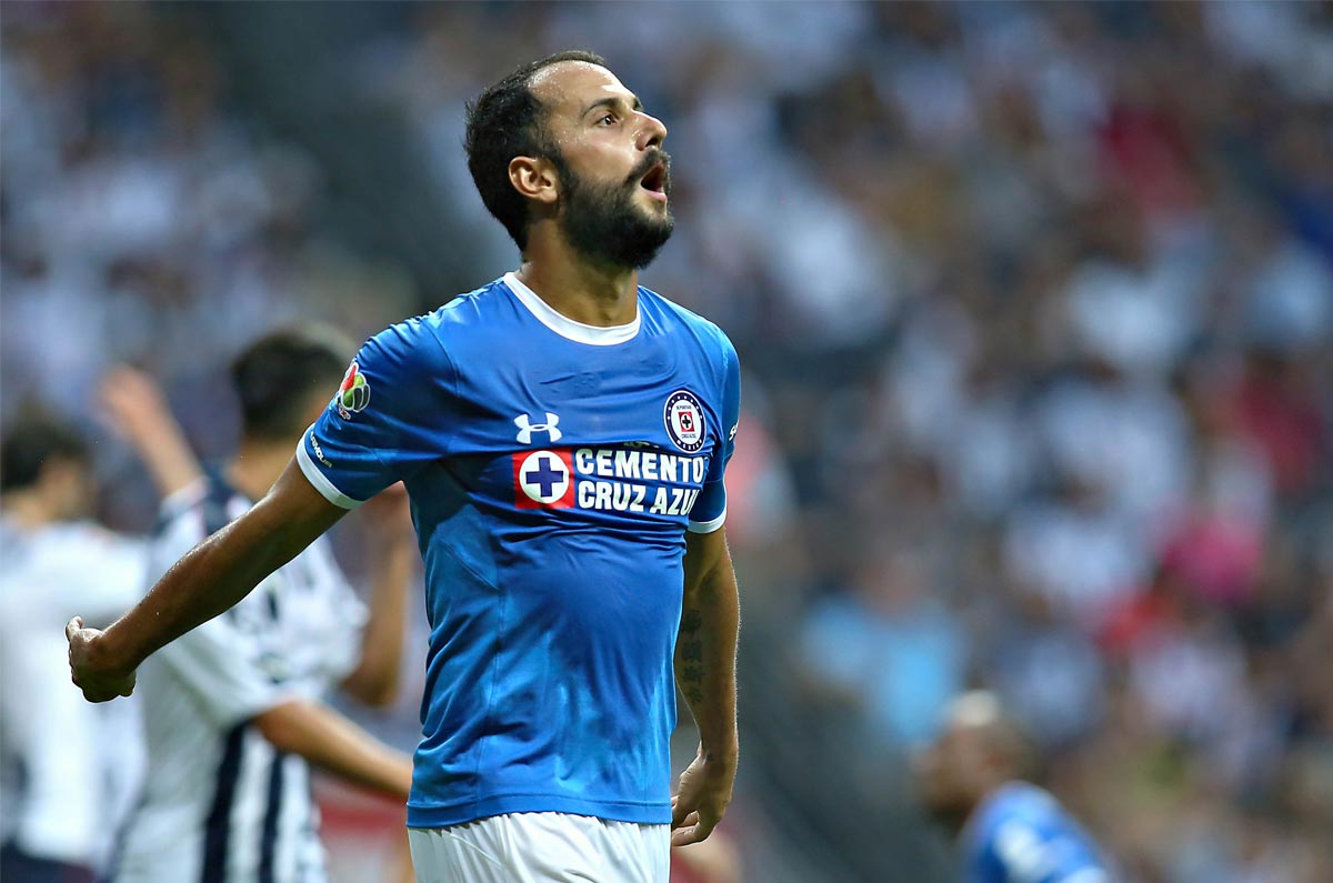 Víctor Vázquez. El mediocampista español, arribó al futbol mexicano en el Clausura 2016, a pesar de causar altas expectativas, solo estuvo en el equipo por dos torneos, en dichas temporadas, Cruz Azul no logró clasificar en la Liguilla, por lo que tras jugar solo 5 partidos en el Apertura 2016, salió del equipo llegando al Toronto FC, club de la MLS, con el que conquistó el campeonato.
