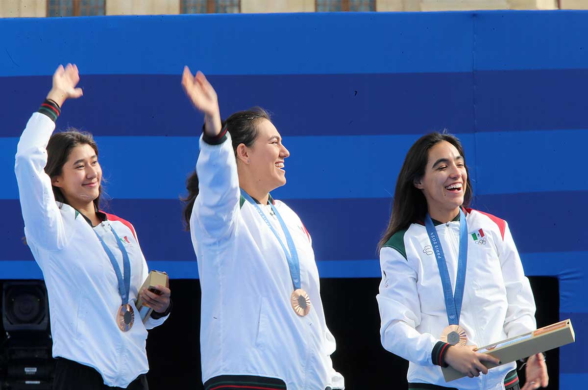 Alejandra Valencia, Ana Paula Vázquez y Ángela Ruiz con la medalla de Bronce