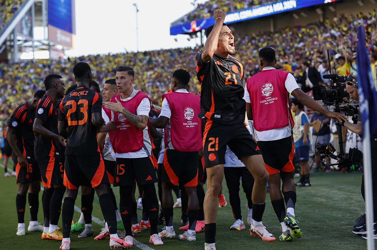 Daniel Muñoz en celebración de gol