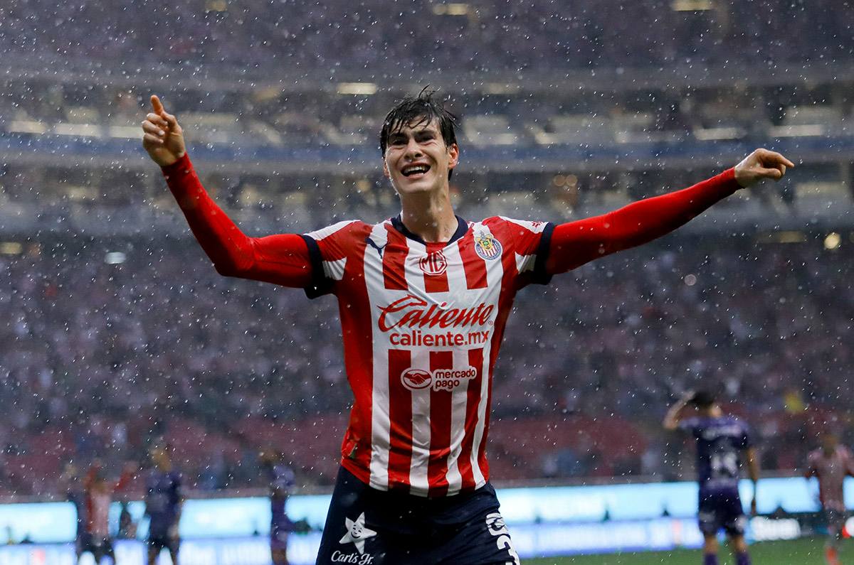 Con ‘Hormiga’ González en gran forma, Chivas consigue su primera victoria en casa