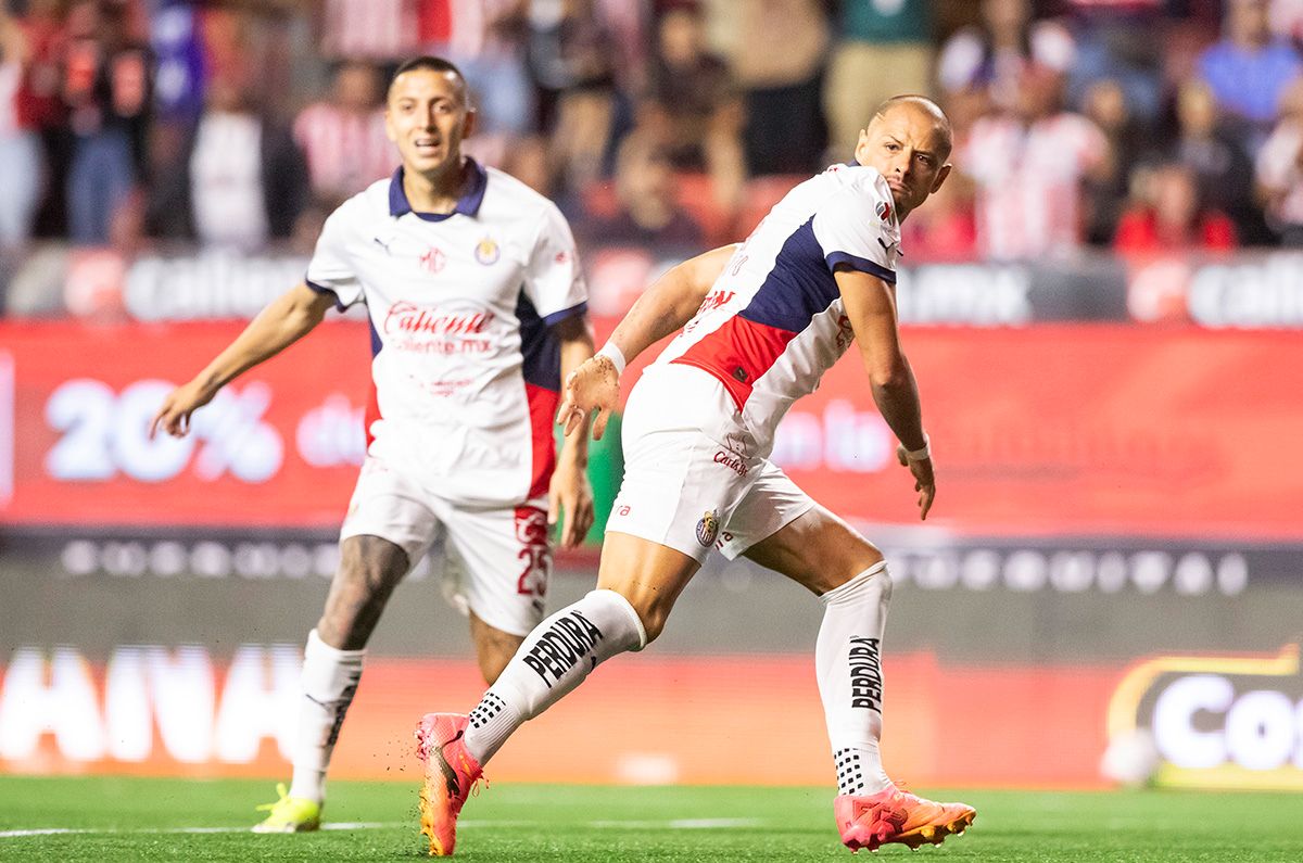 ¿VAR se equivoca al anular los goles de Chicharito en Chivas?