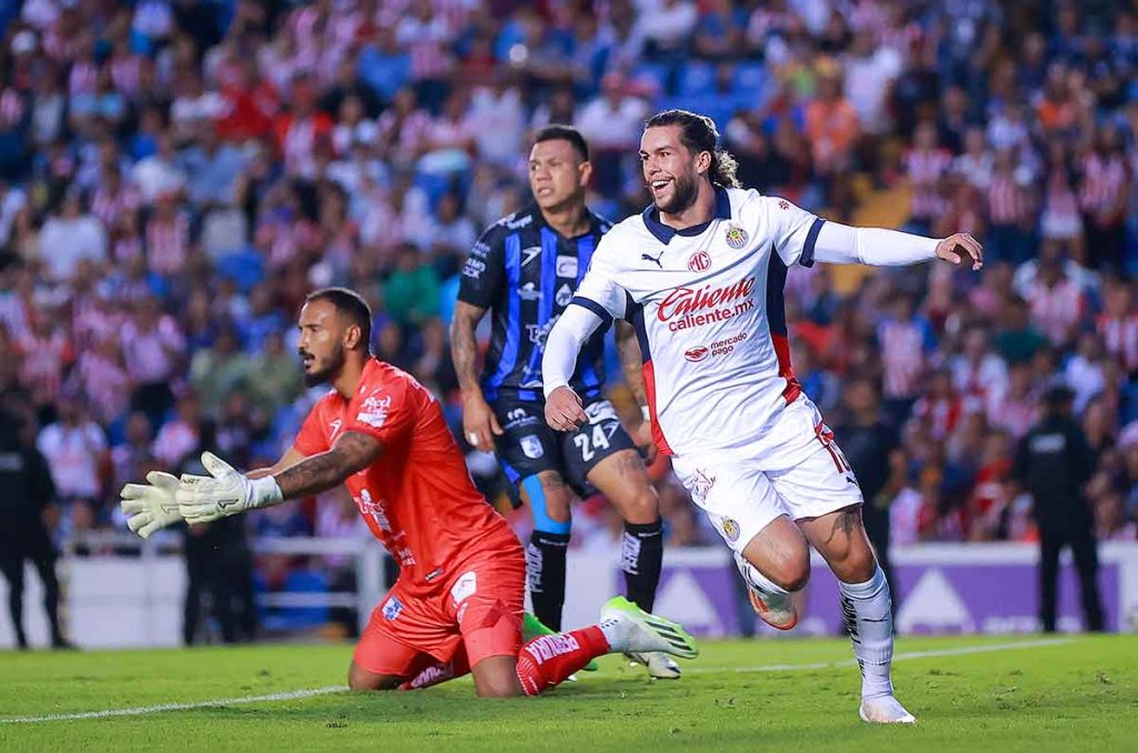 Chivas obtiene su primera victoria del torneo ante Querétaro ¿Se debió marcar un penal para Gallos?