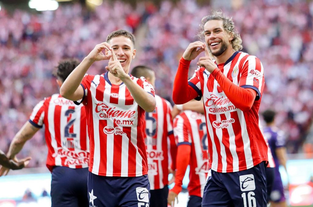 Con 'Hormiga' González en gran forma, Chivas consigue su primera victoria en casa