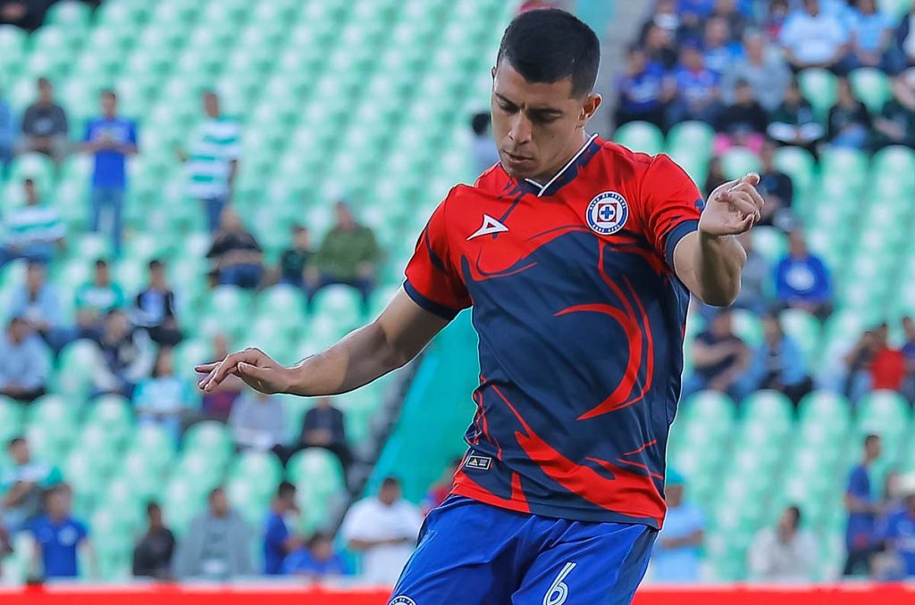 Érik Lira se quedará para el Apertura 2024, pero Cruz Azul le buscó acomodo en el mercado como moneda de cambio