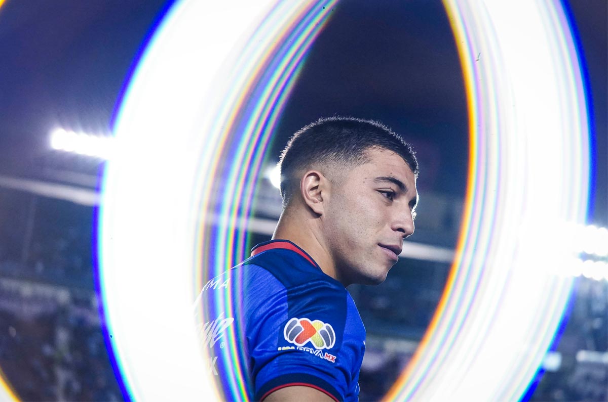 Érik Lira, sin despegar en Cruz Azul, lo ofrecen en el mercado