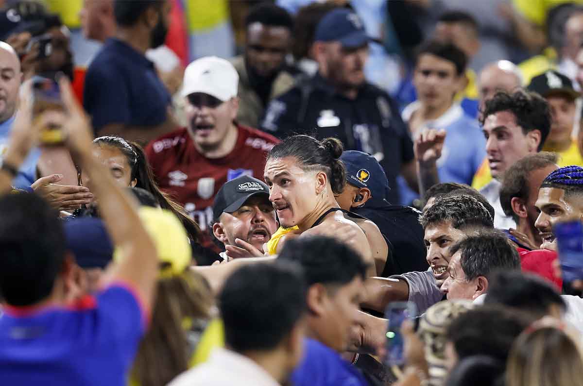 jugadores-de-uruguay-sube-a-la-tribuna-y-se-hace-de-golpes-con-aficionados-de-colombia
