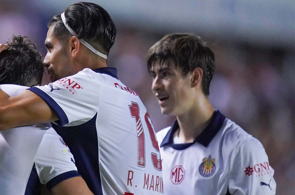 Ricardo Marín podría perder su lugar en Chivas con la incursión de Armando González