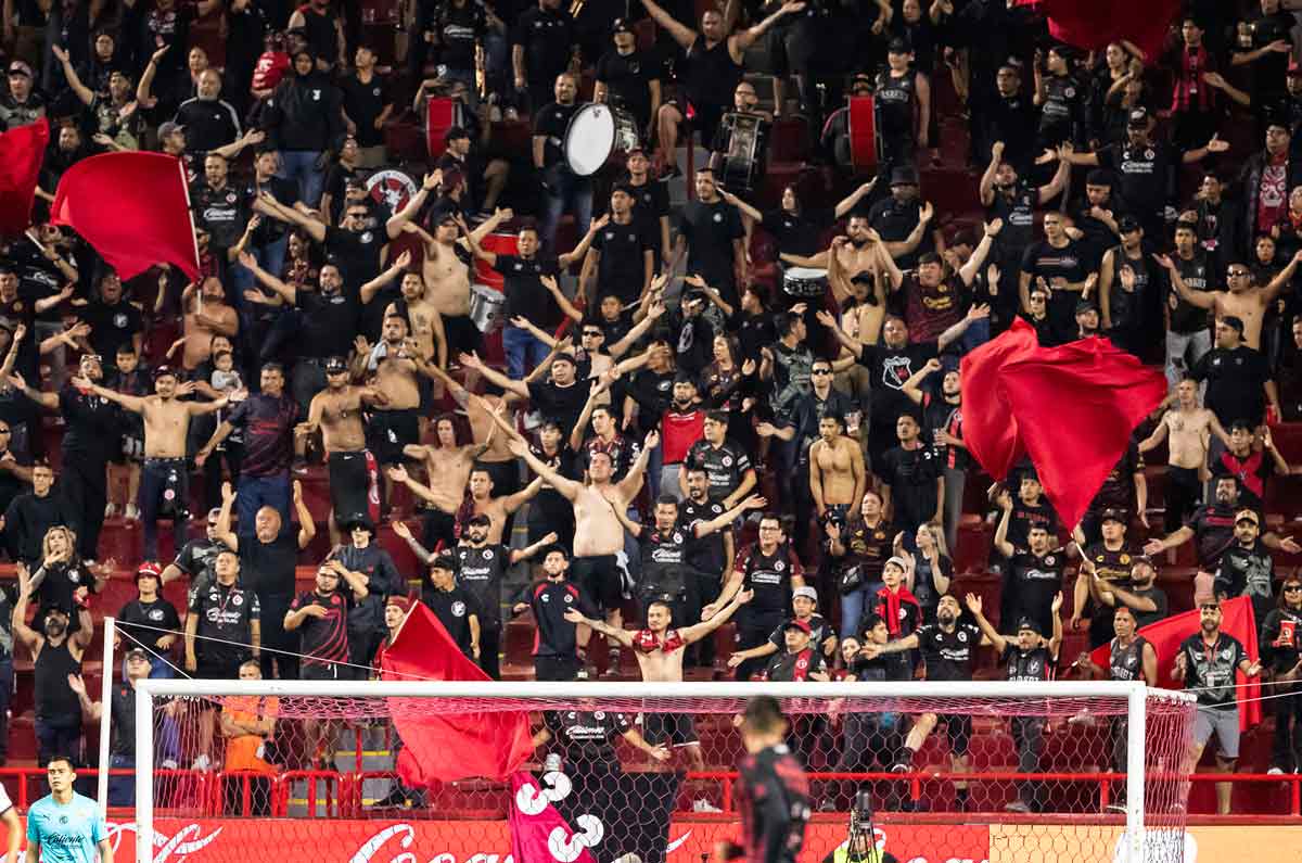Tijuana vs Chivas terminó en trifulca; hubo un herido de bala