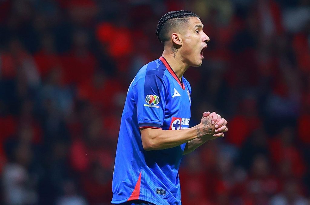 Uriel Antuna apunta al futbol de Grecia con el AEK de Atenas