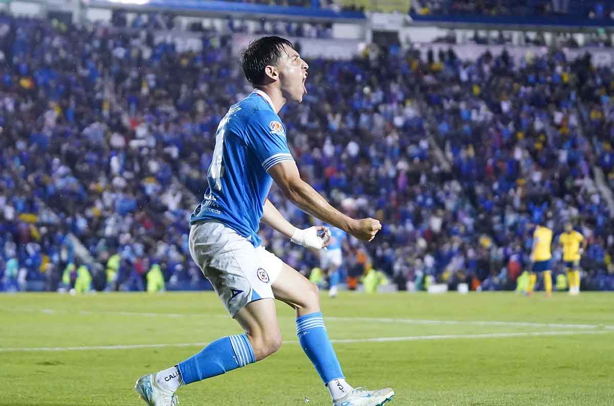 Alexis Gutiérrez en festejo de gol