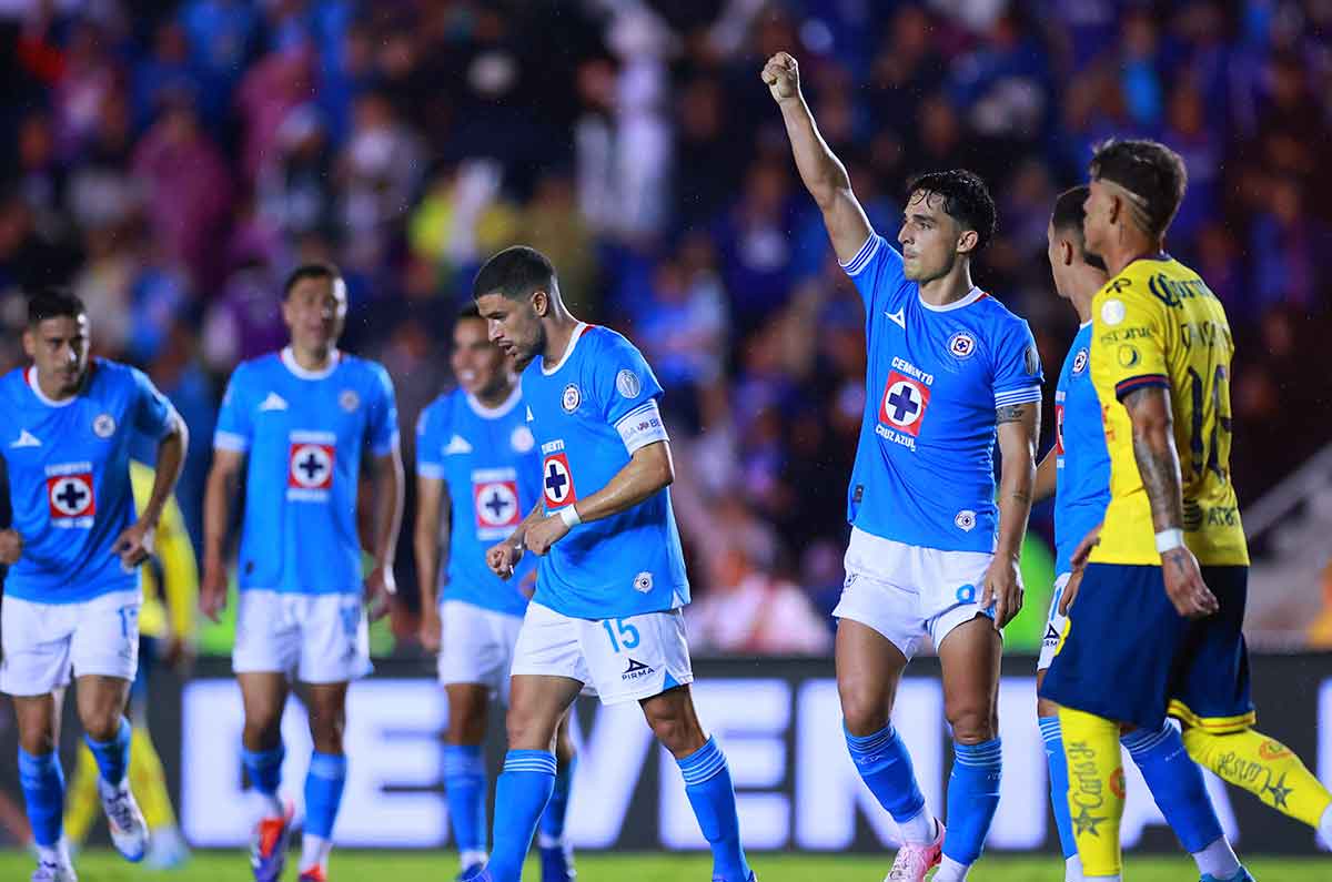 Lorenzo Faravelli dedicando su gol a Juan Manuel Izquierdo