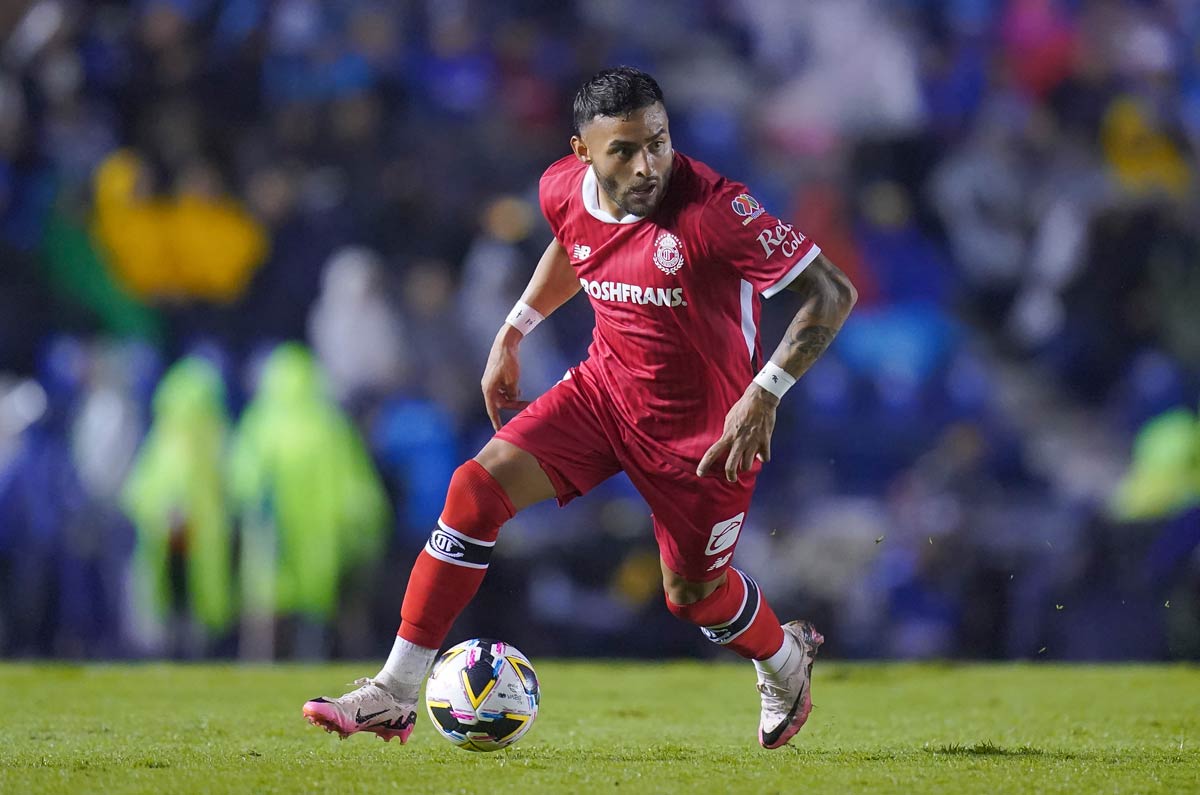 3. Alexis Vega. Fueron 5.9 millones de dólares los que Chivas de Guadalajara le pagó al Toluca por el delantero mexicano en su momento. Actualmente regresó a las filas del equipo Choricero. 
